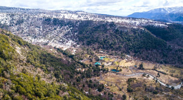 veduta aerea delle sorgenti termali di termas malalcahuello nella regione cilena di araucana - river aerial view delta rainforest foto e immagini stock