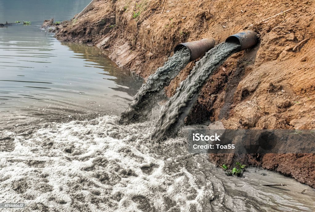 inquinamento delle acque nel fiume. - Foto stock royalty-free di Inquinamento