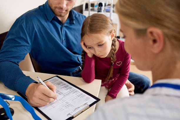 sad little girl in doctors office - medical exam doctor patient adult imagens e fotografias de stock