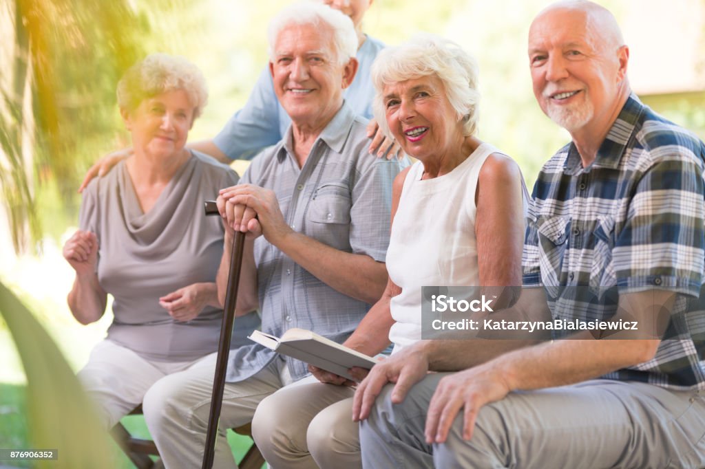 Sonriendo a personas mayores en el patio - Foto de stock de Tercera edad libre de derechos