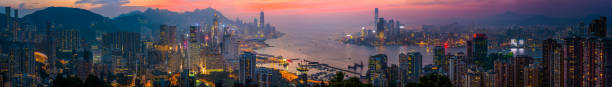 panorama de rascacielos al atardecer de hong kong sobre china victoria harbour kowloon - hong kong asia skyline night fotografías e imágenes de stock