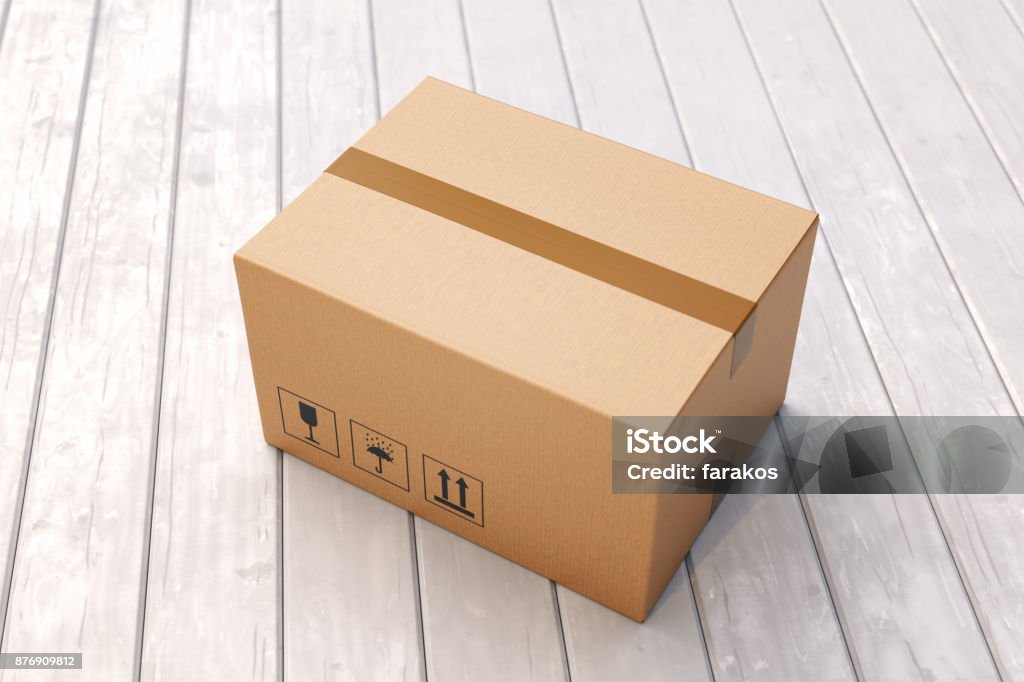 Boîte en carton sur le sol de la véranda - Photo de Boîte libre de droits