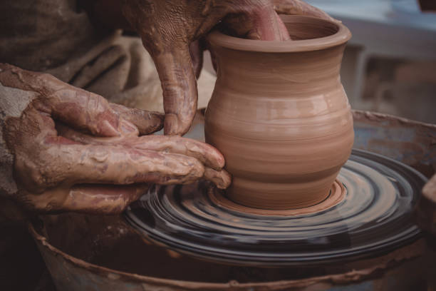 мастер-класс по моделированию глины на гончарном колесе - making craft craftsperson circle стоковые фото и изображения