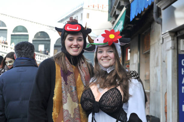 ludzie noszą speacial cotumes w wenecji carnival, włochy. 10 lutego 2013 r. - carnival 2013 veneto venice italy people zdjęcia i obrazy z banku zdjęć