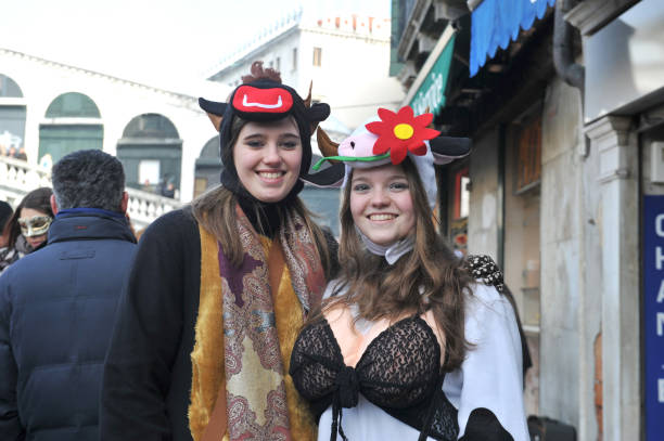 as pessoas usam speacial cotumes no carnaval de veneza, itália. 10 de fevereiro de 2013. - mardi gras close up veneto italy - fotografias e filmes do acervo