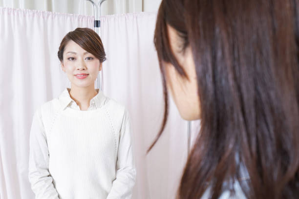 pacient a zdravotní sestra - fyzioterapeut fotky - stock snímky, obrázky a fotky