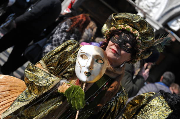 as pessoas usam speacial cotumes no carnaval de veneza, itália. 10 de fevereiro de 2013. - mardi gras close up veneto italy - fotografias e filmes do acervo