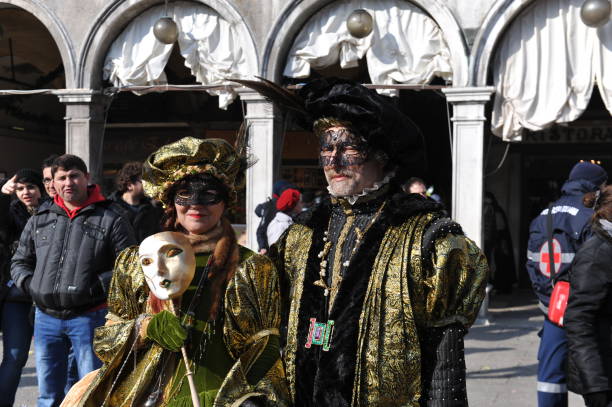 ludzie noszą speacial cotumes w wenecji carnival, włochy. 10 lutego 2013 r. - carnival 2013 veneto venice italy people zdjęcia i obrazy z banku zdjęć