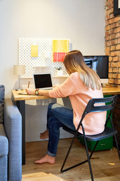 istock Young freelancer who carries out a work order at home 876935110