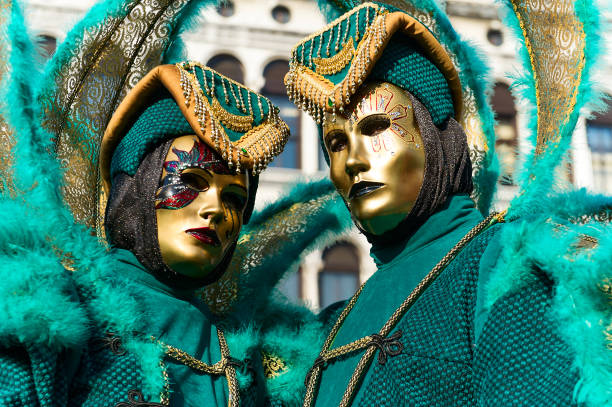 ludzie noszą speacial cotumes w wenecji carnival, włochy. 10 lutego 2013 r. - carnival 2013 veneto venice italy people zdjęcia i obrazy z banku zdjęć