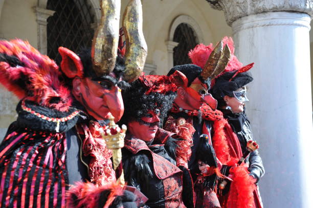 イタリアのヴェネツィアでマスク カーニバルの人々 のグループ。2013 年 2 月 10 日 - mythology venice italy carnival mask ストックフォトと画像