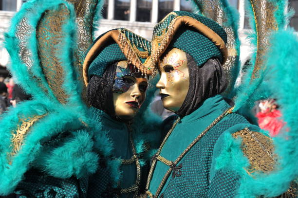 as pessoas usam speacial cotumes no carnaval de veneza, itália. 10 de fevereiro de 2013. - mardi gras close up veneto italy - fotografias e filmes do acervo