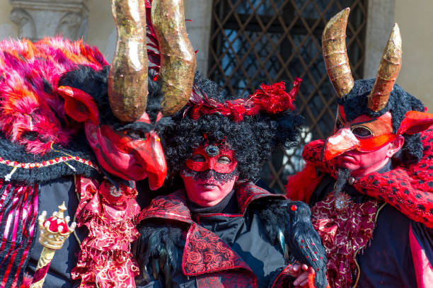 イタリアのヴェネツィアでマスク カーニバルの人々 のグループ。2013 年 2 月 10 日 - mythology venice italy carnival mask ストックフォトと画像