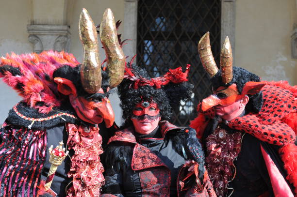 イタリアのヴェネツィアでマスク カー�ニバルの人々 のグループ。2013 年 2 月 10 日 - mythology venice italy carnival mask ストックフォトと画像