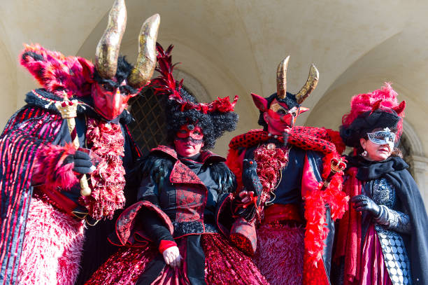 イタリアのヴェネツィアでマスク カーニバルの人々 のグループ。2013 年 2 月 10 日 - mythology venice italy carnival mask ストックフォトと画像