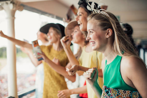 grupo de mujeres jóvenes - ascot fotografías e imágenes de stock