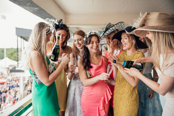 groupe de jeunes femmes en ouvrant une bouteille de champagne - high society luxury women upper class photos et images de collection