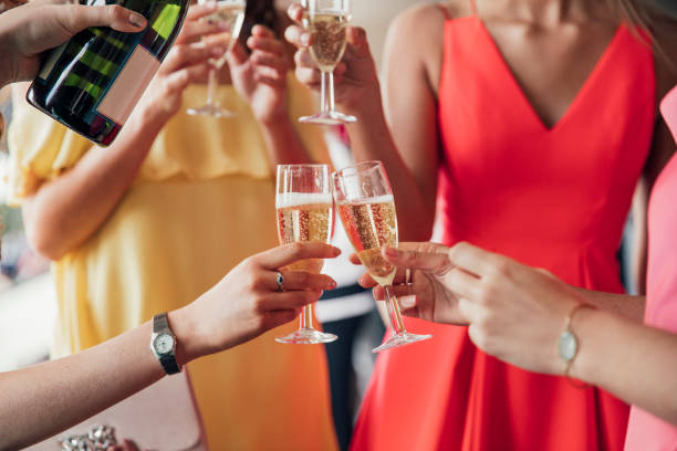 verter el champagne con amigos - ascot fotografías e imágenes de stock