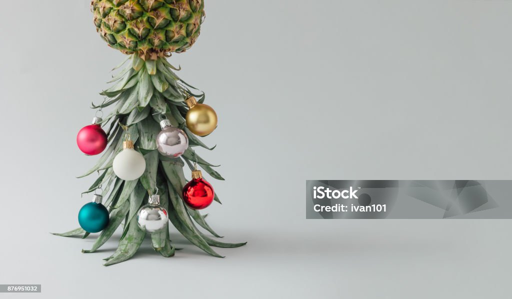 Albero di Natale fatto di ananas e decorazione della pallina di Natale. Concetto di vacanza. - Foto stock royalty-free di Natale