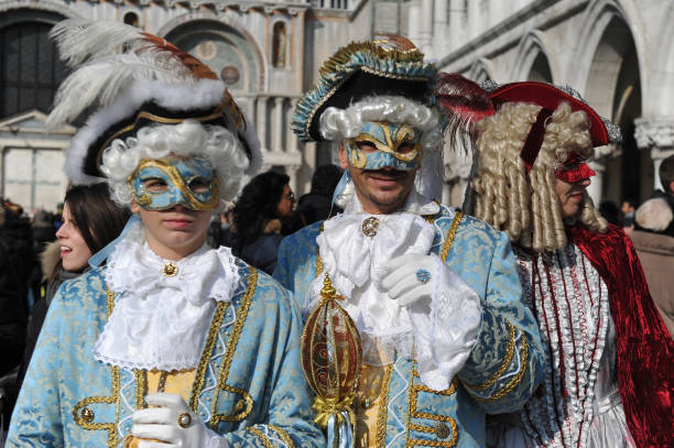 casal com lindas fantasias no carnaval de veneza, itália. 10 de fevereiro de 2013 - mardi gras close up veneto italy - fotografias e filmes do acervo