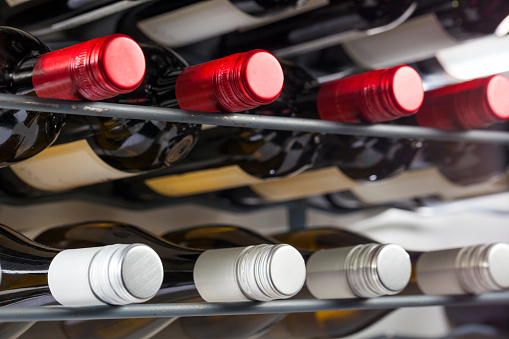 Storage of quality wine bottles with screw caps in a wine rack
