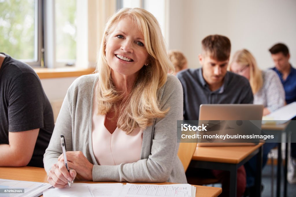 Porträt von Reife Frau, die Teilnahme an Erwachsenenbildung Klasse - Lizenzfrei Erwachsene Person Stock-Foto