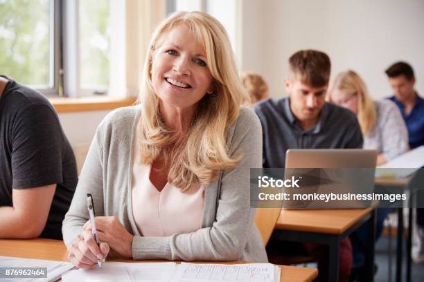 Photo libre de droit de Portrait De Femme Mûre Assister À Des Cours De Formation Des Adultes banque d'images et plus d'images libres de droit de Adulte