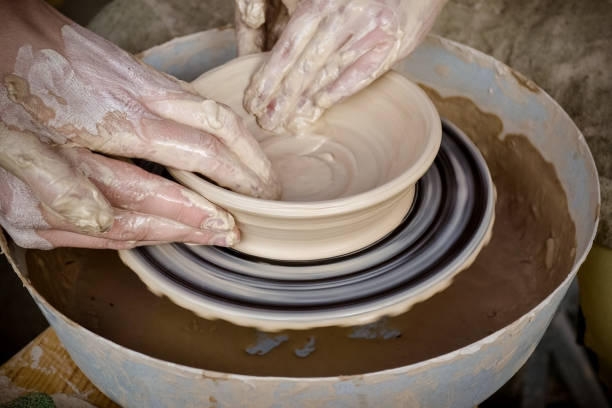 мастер-класс по моделированию глины на гончарном колесе - making craft craftsperson circle стоковые фото и изображения