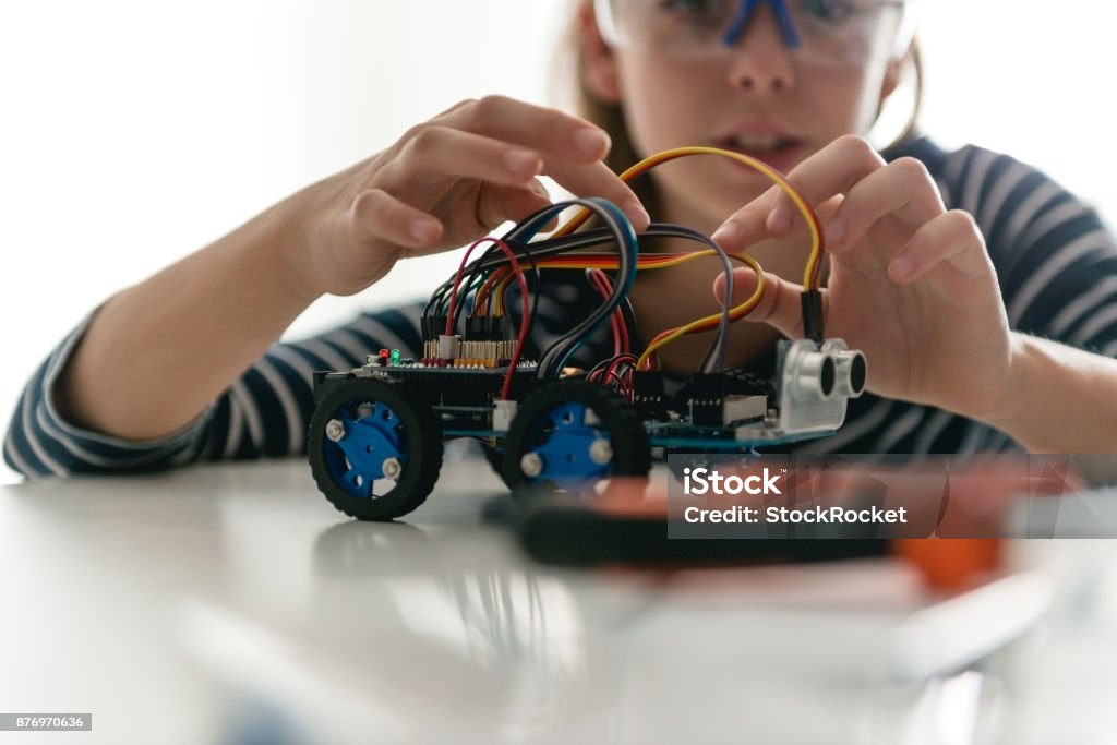 Costruire la propria auto robotica - Foto stock royalty-free di Bambino