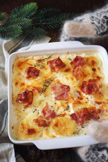 batatas gratinadas com bacon - 2468 - fotografias e filmes do acervo