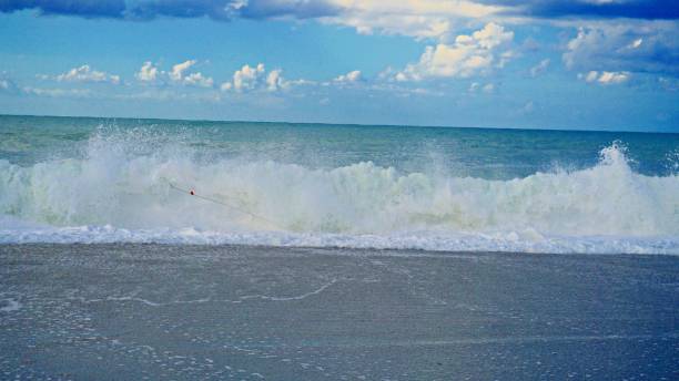 bellissime onde blu del mar mediterraneo, paesaggi meravigliosi, cielo blu - ziegfeld theatre foto e immagini stock