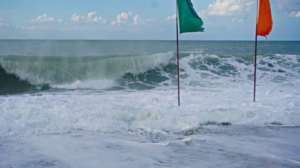 hermosa ondas azules del mar mediterráneo, paisaje, cielo azul - ziegfeld theatre fotografías e imágenes de stock