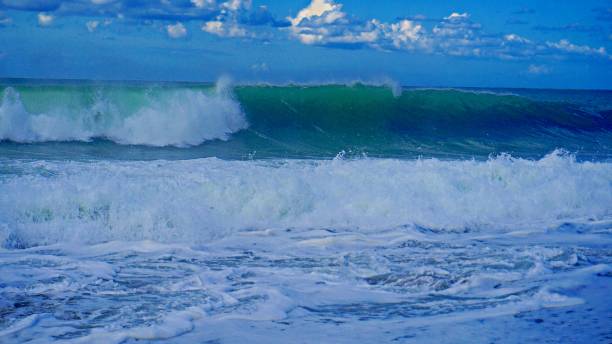 hermosa ondas azules del mar mediterráneo, paisaje, cielo azul - ziegfeld theatre fotografías e imágenes de stock