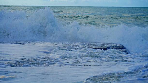 hermosa ondas azules del mar mediterr�áneo, paisaje, cielo azul - ziegfeld theatre fotografías e imágenes de stock