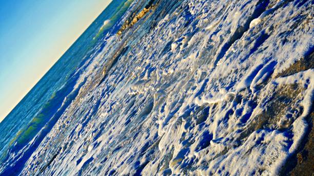 hermosa ondas azules del mar mediterráneo, paisaje, cielo azul - ziegfeld theatre fotografías e imágenes de stock