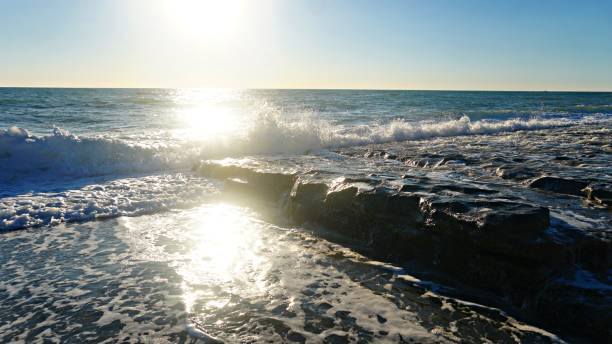 hermosa ondas azules del mar mediterráneo, paisaje, cielo azul - ziegfeld theatre fotografías e imágenes de stock