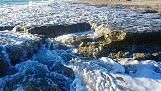 bellissime onde blu del mar mediterraneo, paesaggi meravigliosi, cielo blu - ziegfeld theatre foto e immagini stock