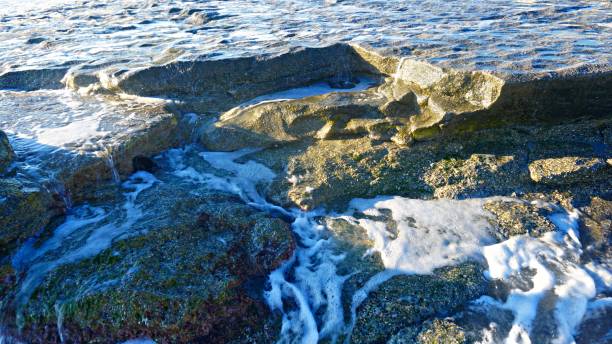 bellissime onde blu del mar mediterraneo, paesaggi meravigliosi, cielo blu - ziegfeld theatre foto e immagini stock