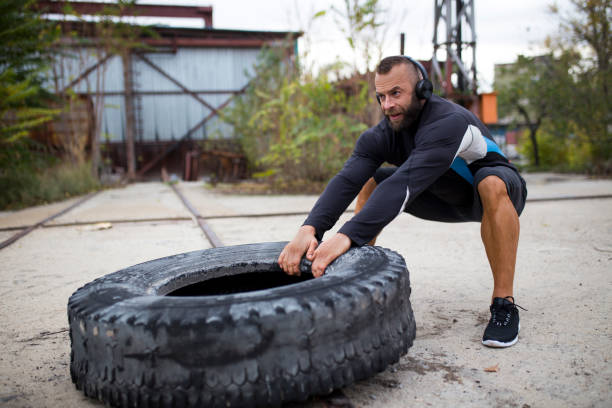 屋外トラック タイヤと筋肉の男 workingout - strongman weightlifting human muscle men ストックフォトと画像