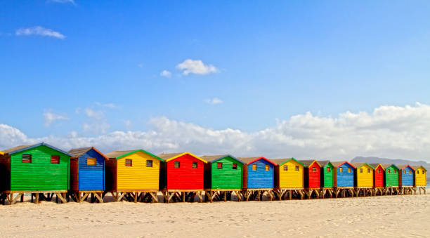 cabines de plage sur la plage, muizenberg, cape town, south africa - cape town beach hut multi colored photos et images de collection