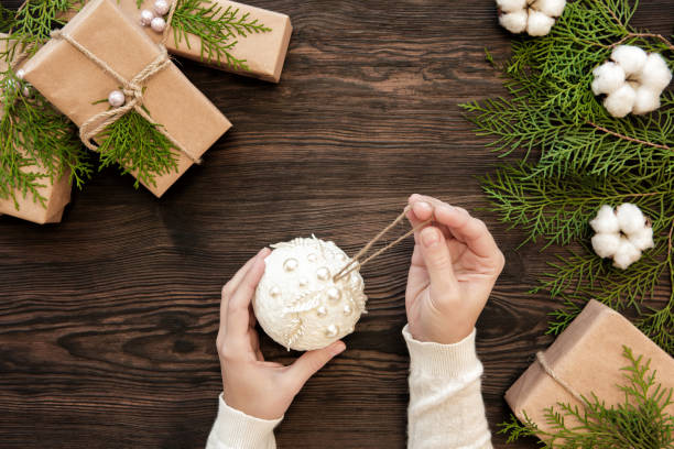 クリスマス ボールを保持している女性の手 - christmas ball christmas ornament human hand ストックフォトと画像