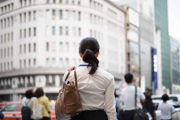 銀座で歩いて実業家のバック ショット - 後ろ姿 ストックフォトと画像