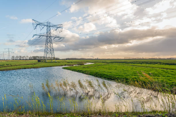 torres de alta tensión y cables en un paisaje de pólder holandés - 5949 fotografías e imágenes de stock