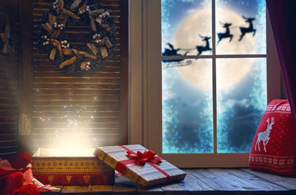 волшебная подарочная коробка на подоконнике - christmas window magic house стоковые фото и изображения