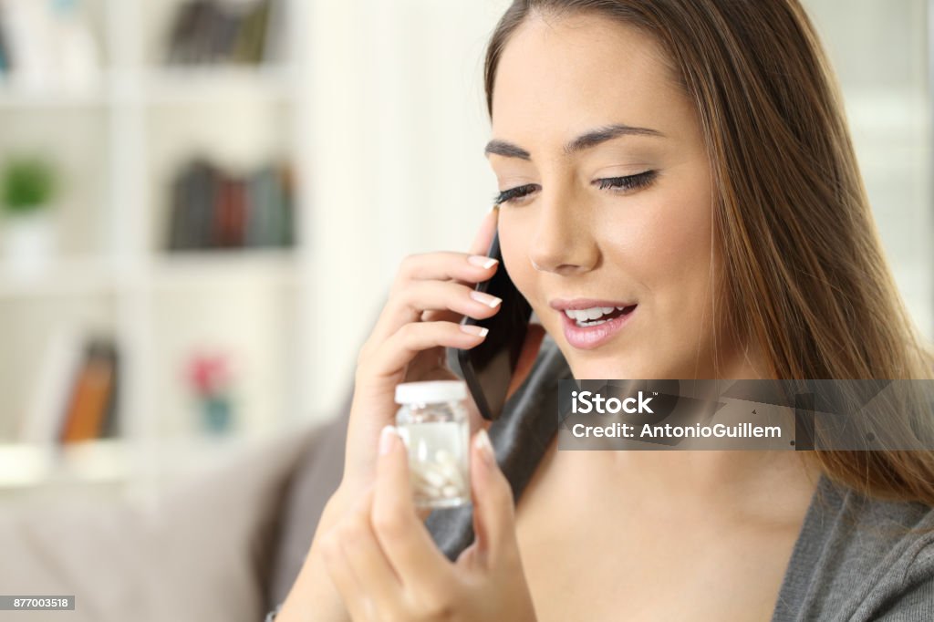 Glückliche Frau aufrufenden Arzt Fragen Flasche Pillen - Lizenzfrei Verschreibungspflichtiges Medikament Stock-Foto