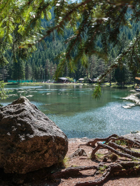 lago mosigo en san vito di cadore dentro de paisajes de alpes dolomitas italianos - belluno veneto european alps lake fotografías e imágenes de stock