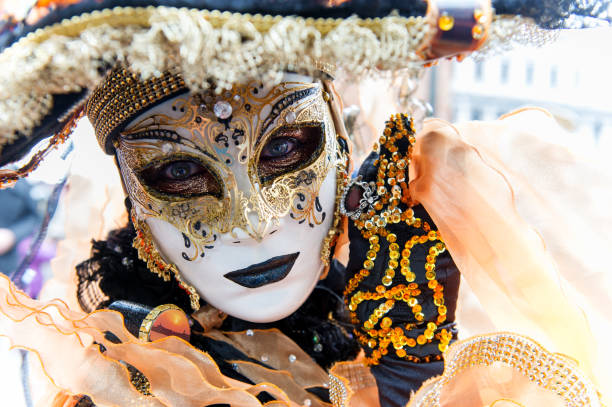 mulheres usam traje laranja no carnaval de veneza, na itália. 12 de fevereiro de 2013 - mardi gras close up veneto italy - fotografias e filmes do acervo