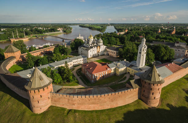 kremlin em velikiy novgorod, vista aérea - novgorod - fotografias e filmes do acervo