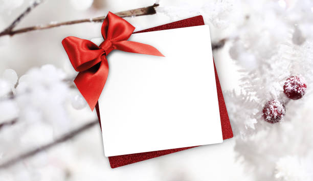 tarjeta de regalo de felicitación de navidad con lazo rojo arco y acebo bayas fondo blanco plantilla copia espacio - billete fotos fotografías e imágenes de stock