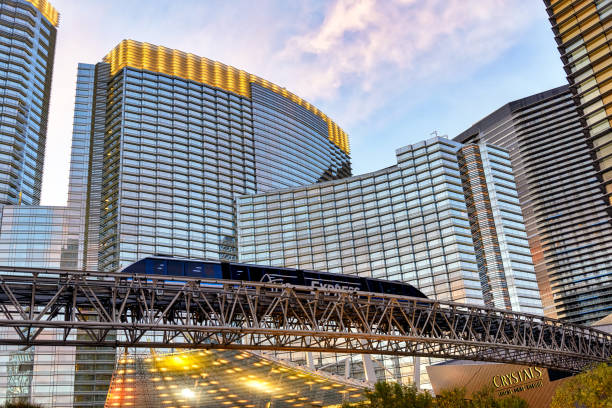 vista dei moderni edifici in vetro e del treno sopraelevato nel citycenter di las vegas - citycenter foto e immagini stock